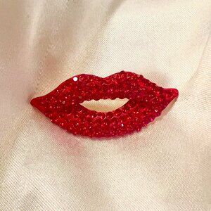 🧷Red Lips Brooch/Pin - Gold Tone Alloy and Red Crystals - Gorgeous! 👄